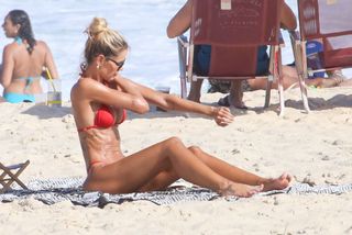 Yasmin Brunet feet photo thumbnail