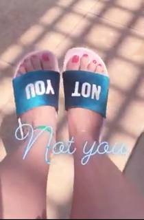 Yasmin Raeis feet photo thumbnail