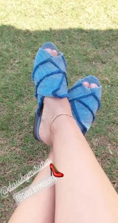 Yasmin Raeis feet photo thumbnail