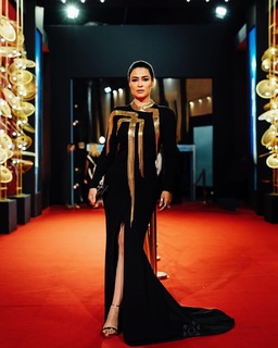 Yasmine Al Massri feet photo 12