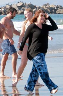 Yasmine Bleeth feet photo thumbnail