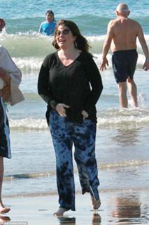 Yasmine Bleeth feet photo thumbnail