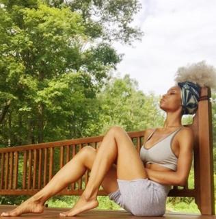 Yaya DaCosta feet photo thumbnail