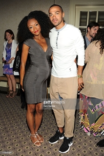 Yaya DaCosta feet photo thumbnail