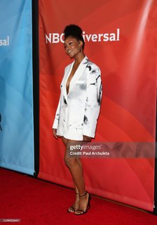 Yaya DaCosta feet photo thumbnail