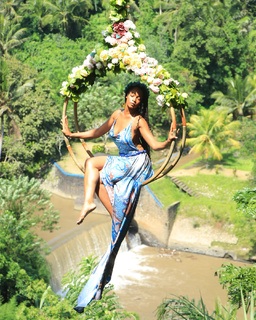 Yaya DaCosta feet photo thumbnail