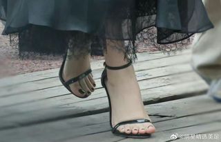 Ye Zhou feet photo 4