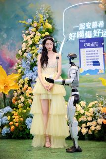 Ye Zhou feet photo 4