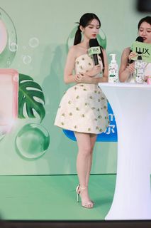 Ye Zhou feet photo 19
