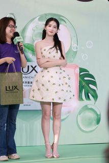 Ye Zhou feet photo 17