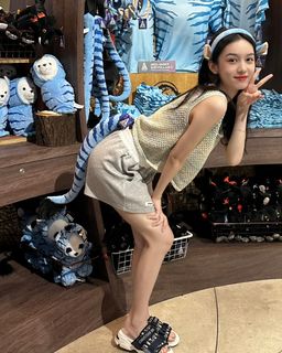 Ye Zhou feet photo 9