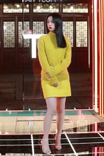 Ye Zhou feet photo 10