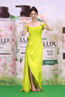 Ye Zhou feet photo 15