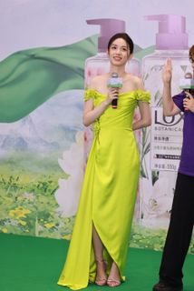 Ye Zhou feet photo 14
