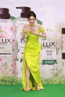 Ye Zhou feet photo 7