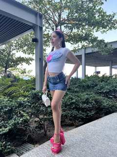 Yeri Mua feet photo thumbnail