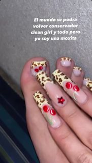 Yeri Mua feet photo thumbnail