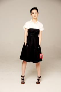 Yifei Liu feet photo 2