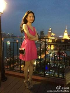 Yifei Liu feet photo 9