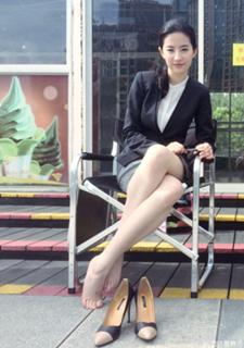 Yifei Liu feet photo 13