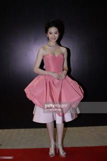 Yifei Liu feet photo 4