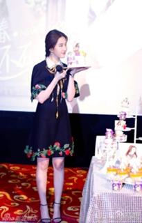 Yifei Liu feet photo 15