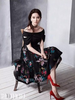 Yifei Liu feet photo 11