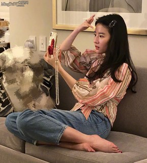 Yifei Liu feet photo 9