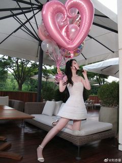 Yifei Liu feet photo 1
