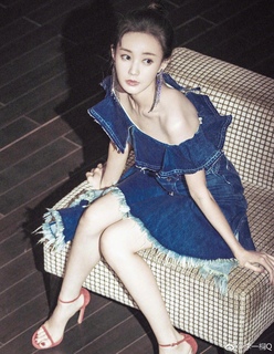 Yitong Li feet photo 10