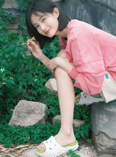 Yitong Li feet photo 11
