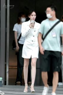 Yitong Li feet photo 6