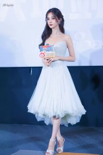 Yitong Li feet photo 1