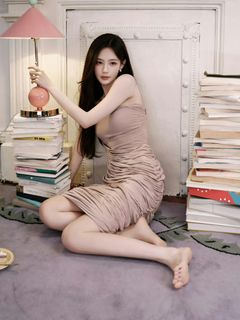 Yitong Li feet photo 1