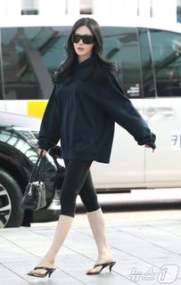 Yizhuo Ning feet photo 4