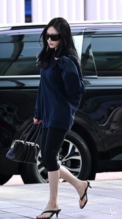 Yizhuo Ning feet photo 3