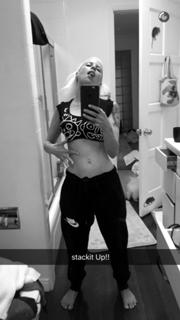 Yo-Landi Visser feet photo thumbnail