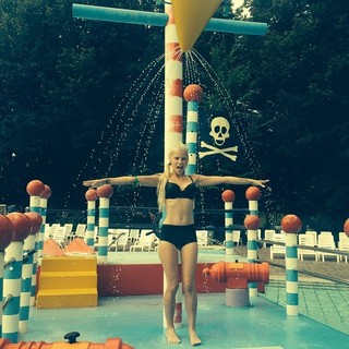 Yo-Landi Visser feet photo thumbnail