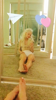 Yo-Landi Visser feet photo thumbnail