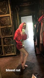 Yo-Landi Visser feet photo thumbnail