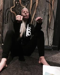 Yo-Landi Visser feet photo thumbnail