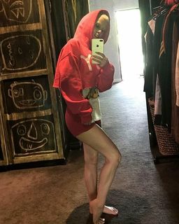 Yo-Landi Visser feet photo thumbnail