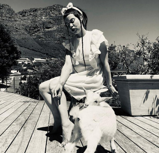 Yo-Landi Visser feet photo thumbnail