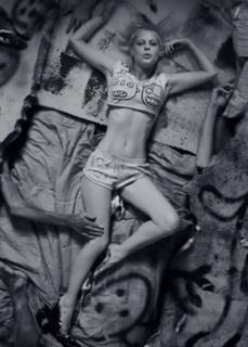 Yo-Landi Visser feet photo thumbnail