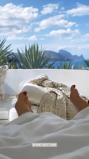Yolanthe Cabau feet photo thumbnail