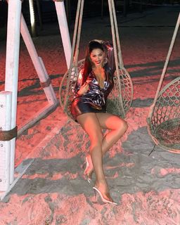 Yolanthe Cabau feet photo thumbnail