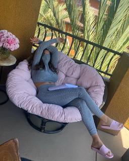 Yolanthe Cabau feet photo thumbnail