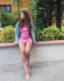 Yolanthe Cabau feet photo thumbnail