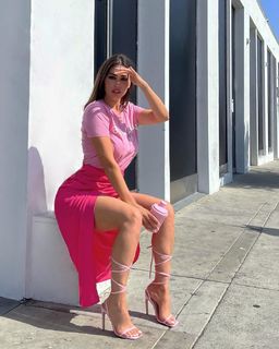 Yolanthe Cabau feet photo thumbnail