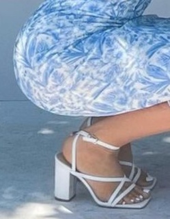 Yolanthe Cabau feet photo thumbnail